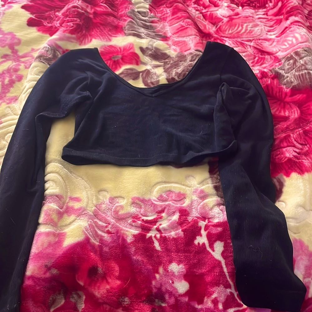 Cute long sleeve black crop top